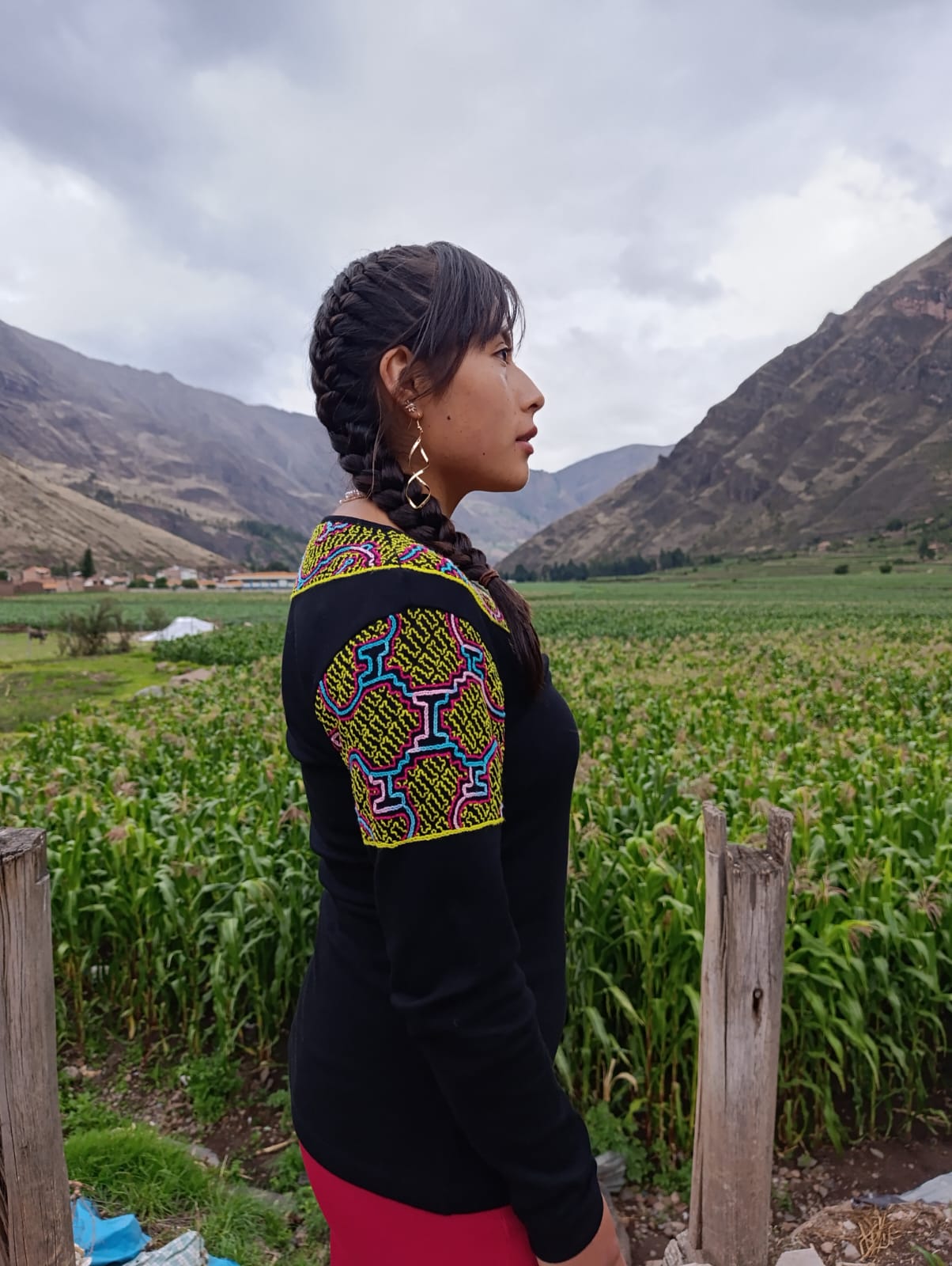 Hand-Embroidered Shipibo-Shirt – XS/S/M – Bild 9