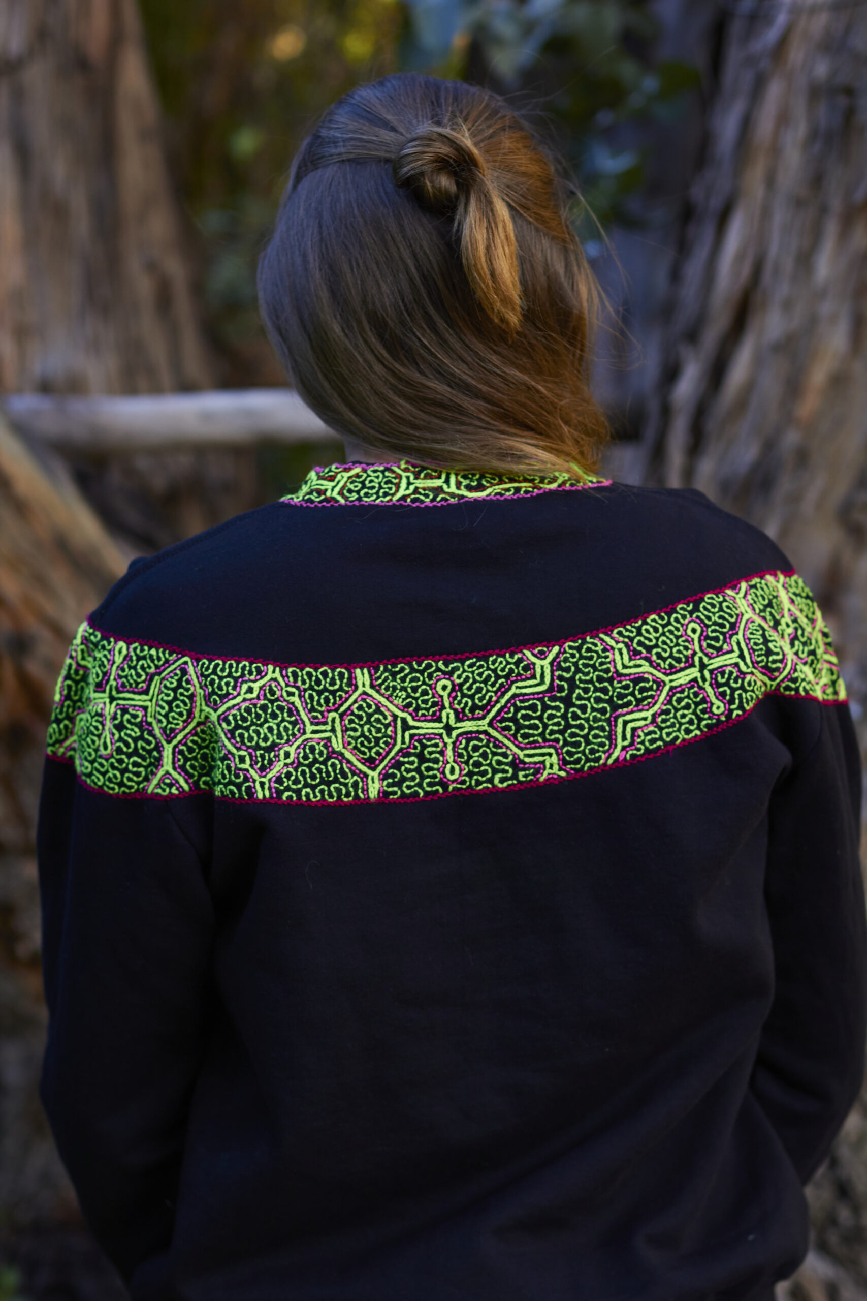 Hand-Embroidered Shipibo-Conibo Cotton Sweater – Size M and L – Bild 4
