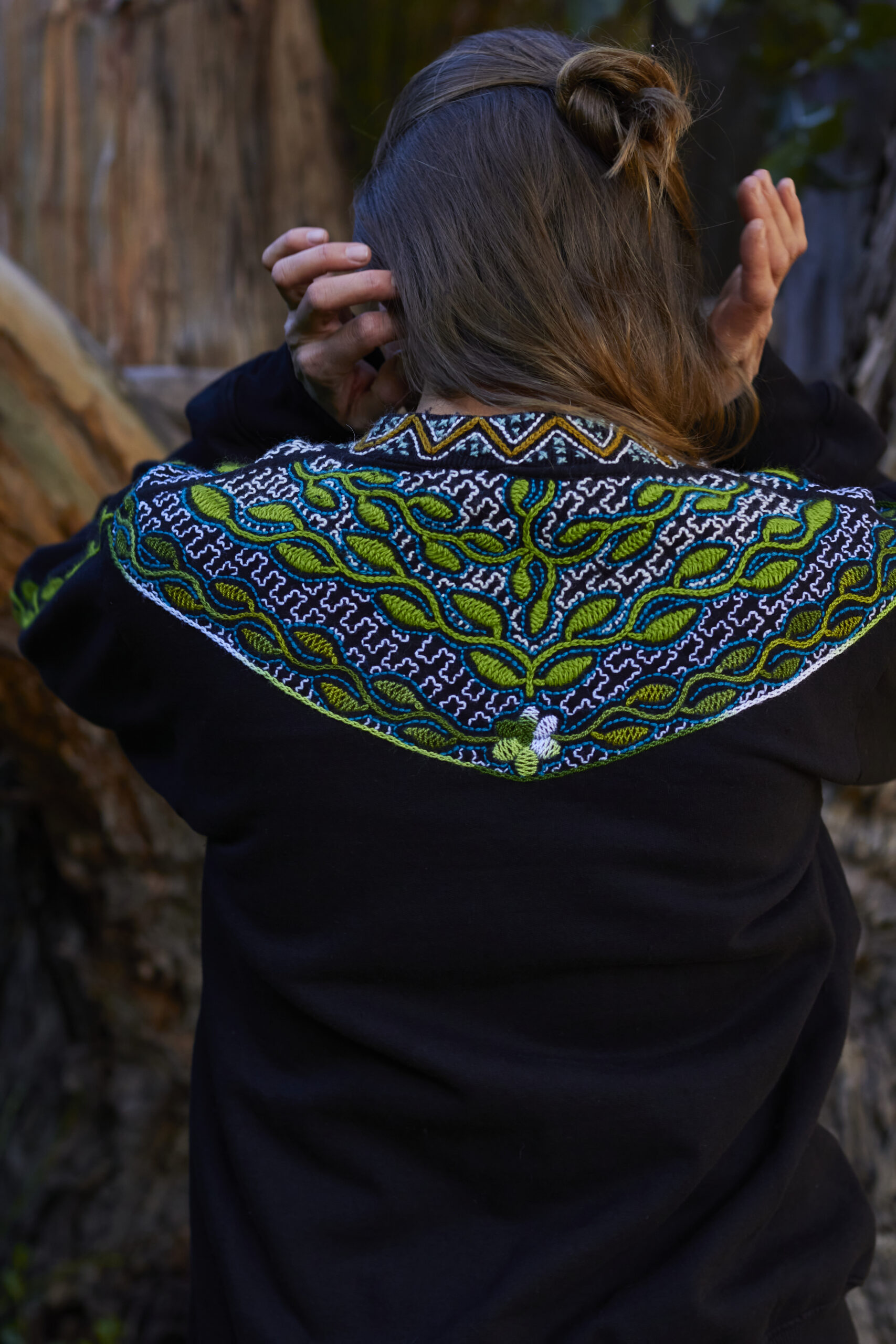 Hand-Embroidered Shipibo-Conibo Sweater – Kené/ Liana – Size XL – Bild 2