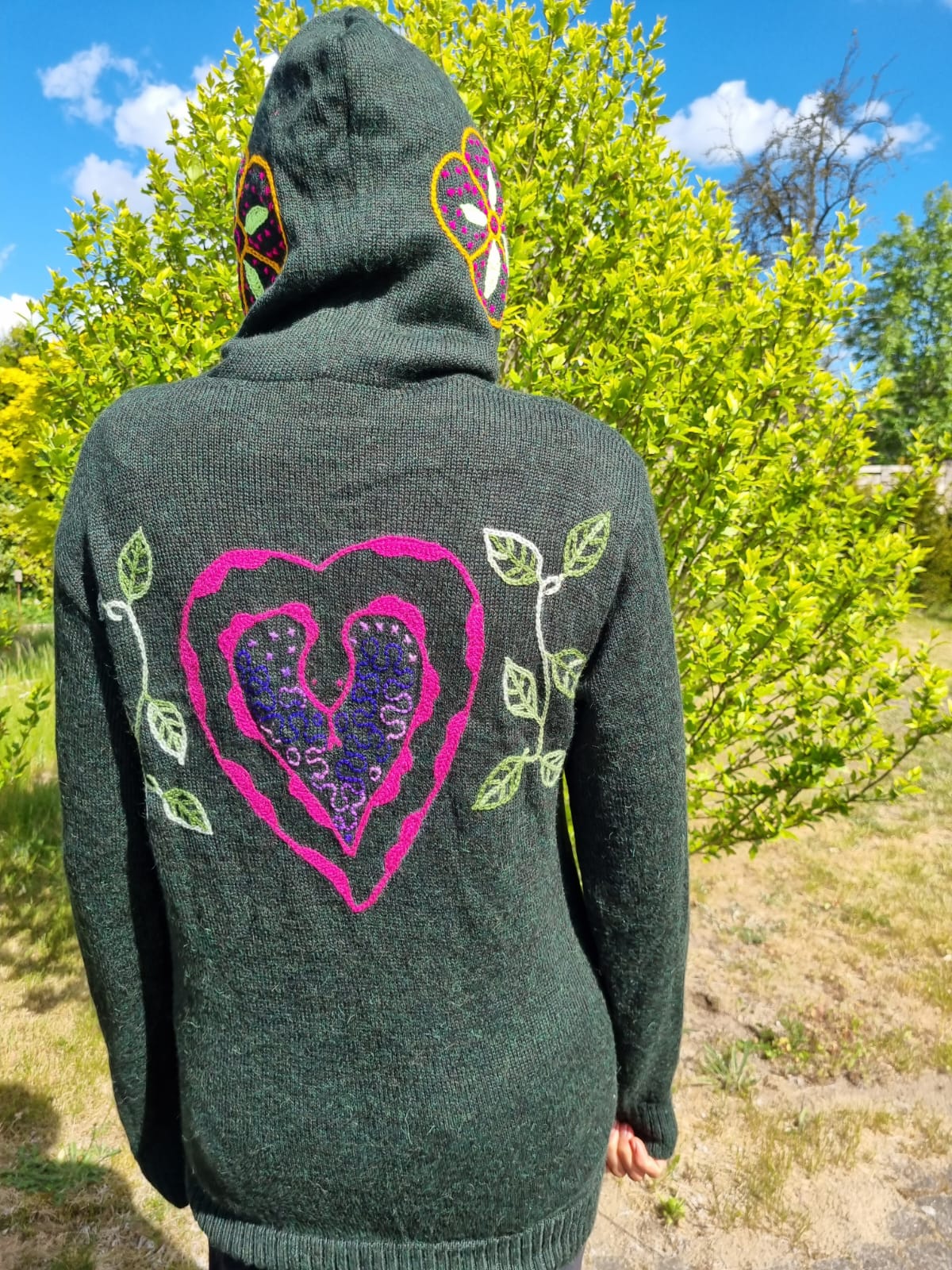 Customized Alpaca Hoodie with Shipibo Embroidery – Bild 3