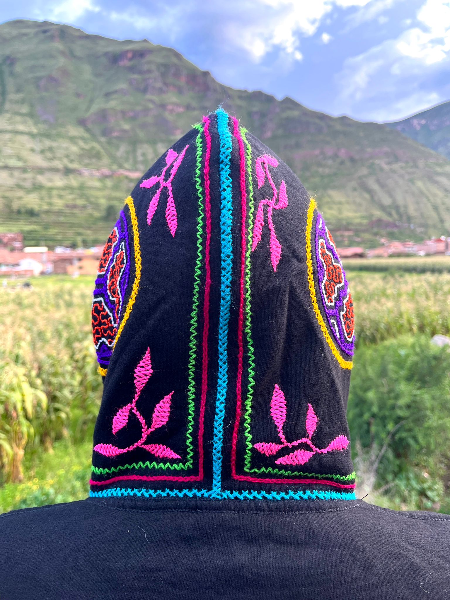 Hand-Embroidered Shipibo-Conibo Sweater – Kené – M/L – Bild 2
